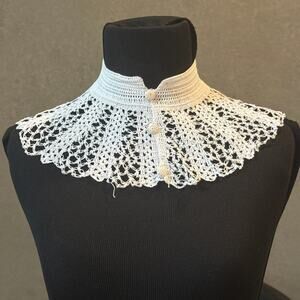 Vintage Handmade White Crochet Capelet Collar Scallop Crochet Rose Buttons